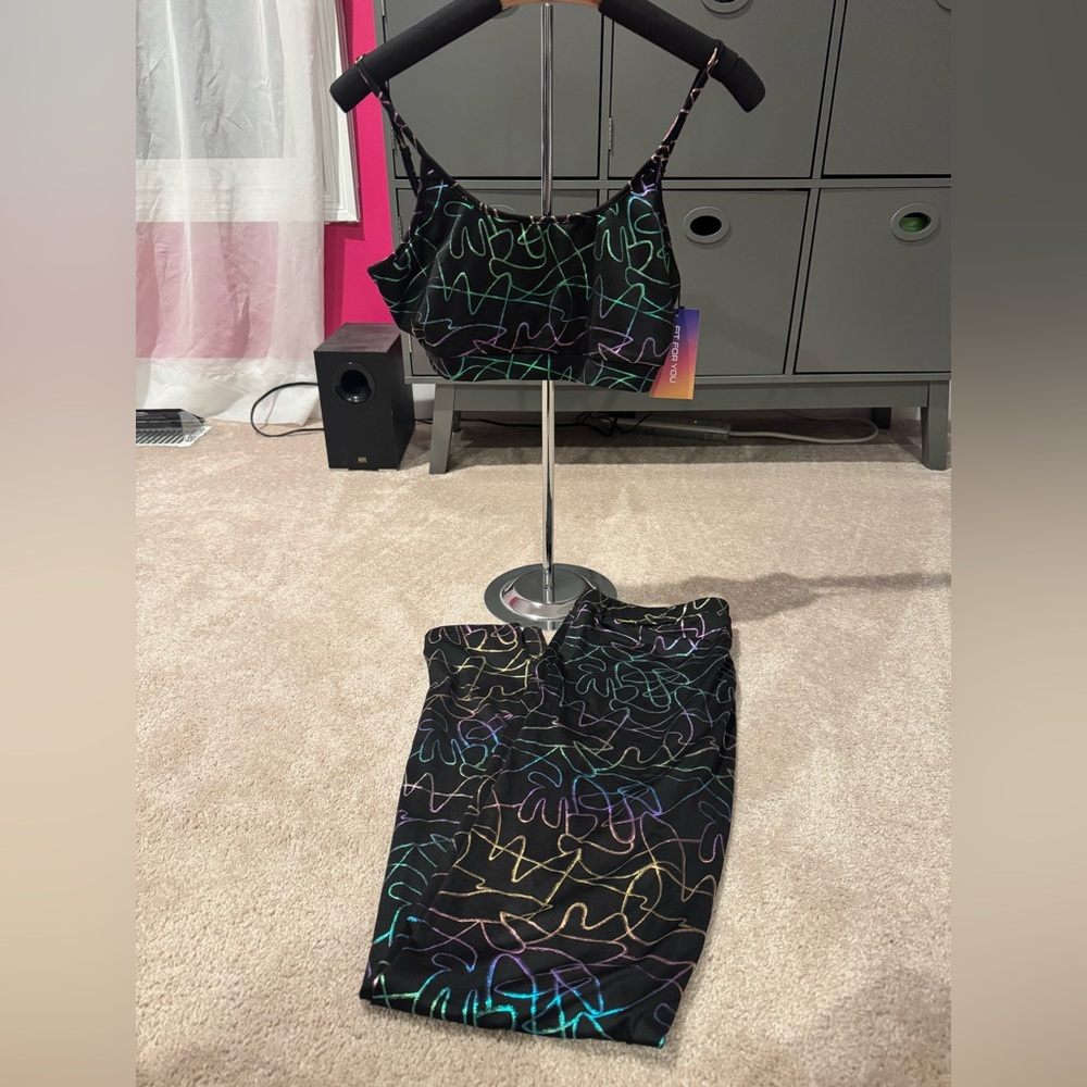Chic Black Tank and Legging Set with Metallic Pattern